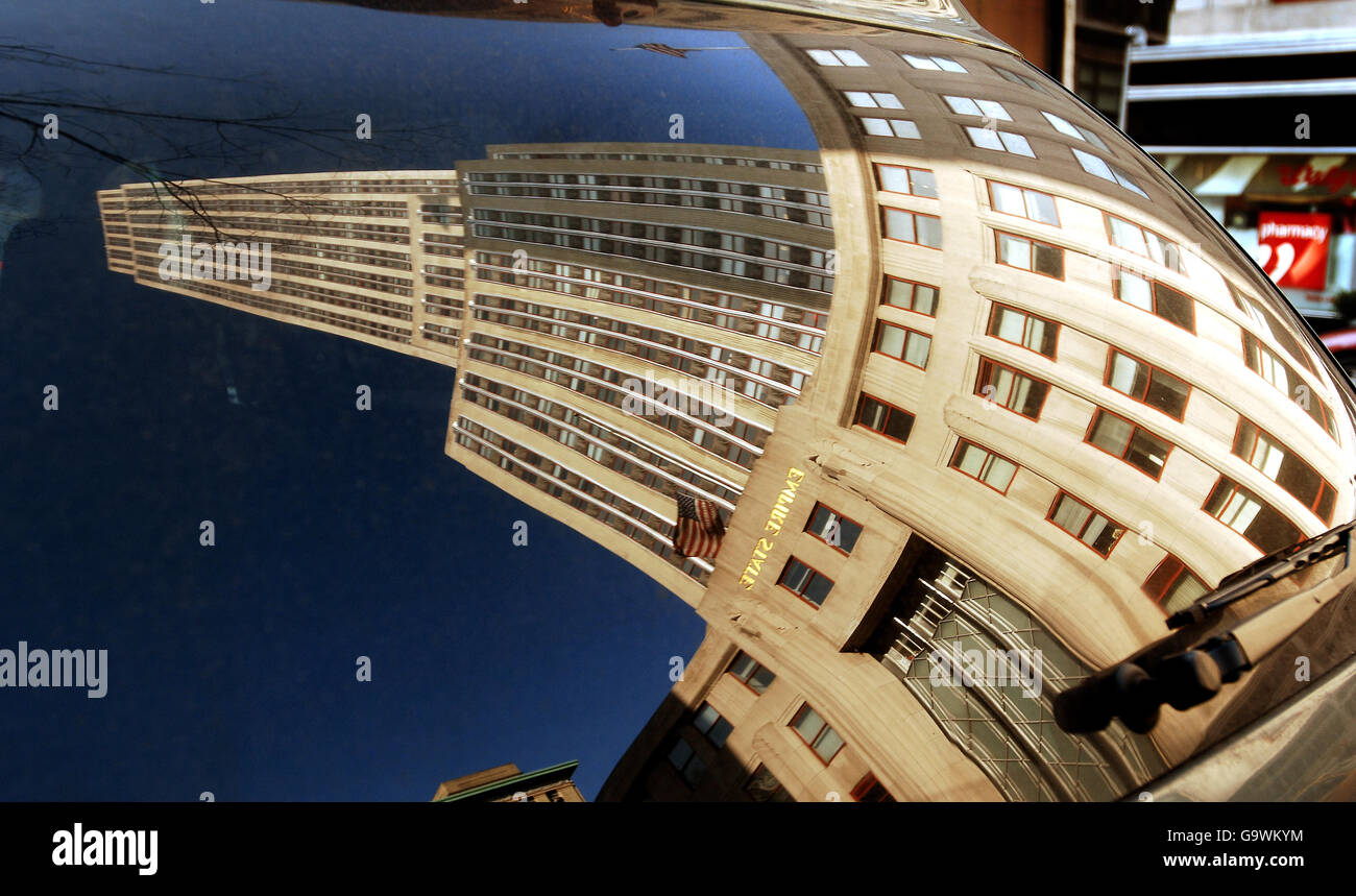 Eine Spiegelung in einem Van-Fenster des Empire State Building in Midtown Manhattan New York City, das 1931 erbaut wurde und damals das höchste Gebäude der Welt war. Stockfoto