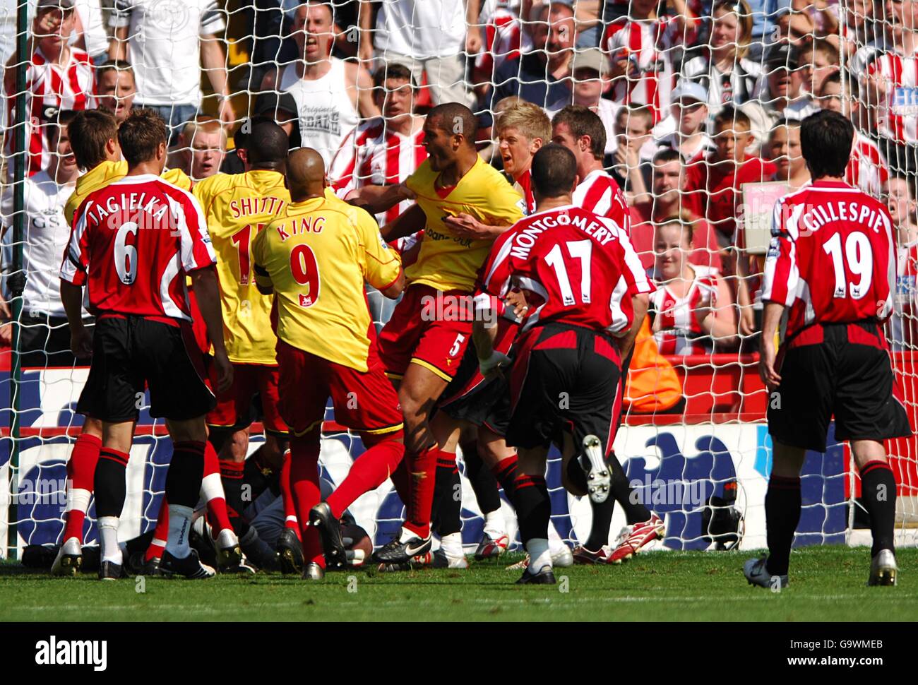 Fußball - FA Barclays Premiership - Sheffield United / Watford - Bramall Lane. watfords Clarke Carlisle wird nach einem Handgemenge in der Box zurückgehalten Stockfoto