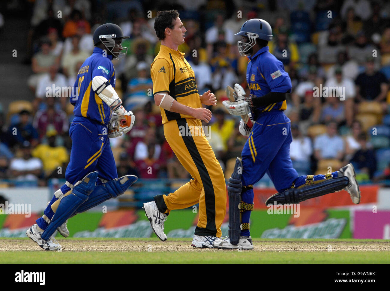 Australiens Shaun Tait zwischen Sri Lankas Sanath Jayasuriya (links) und Upul Tharanga Stockfoto
