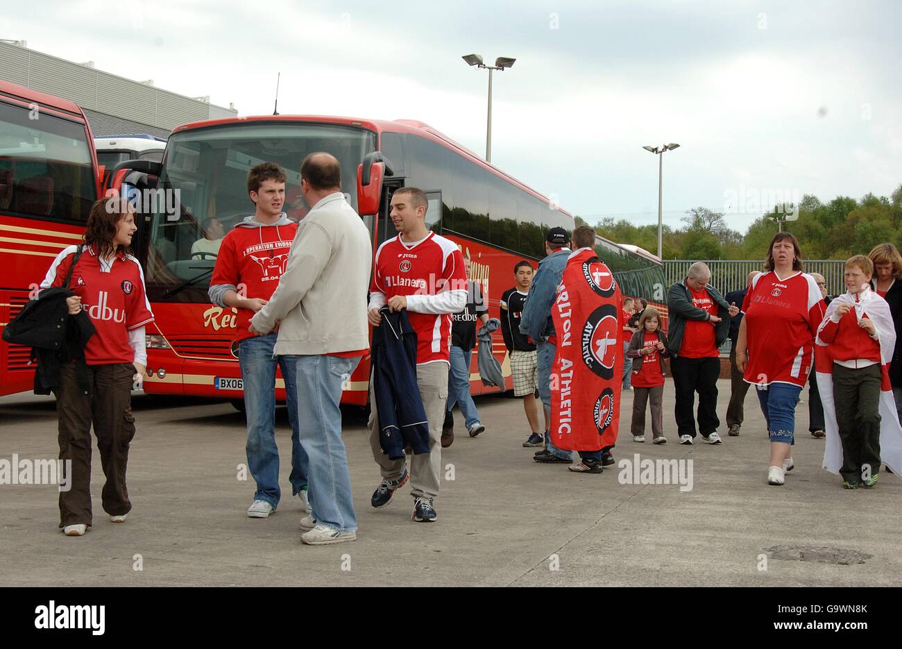 Fußball - FA Barclays Premiership - Blackburn Rovers / Charlton Athletic - Ewood Park. Charlton-Fans kommen für das Spiel in ihren Operation Ewood T-Shirts Stockfoto