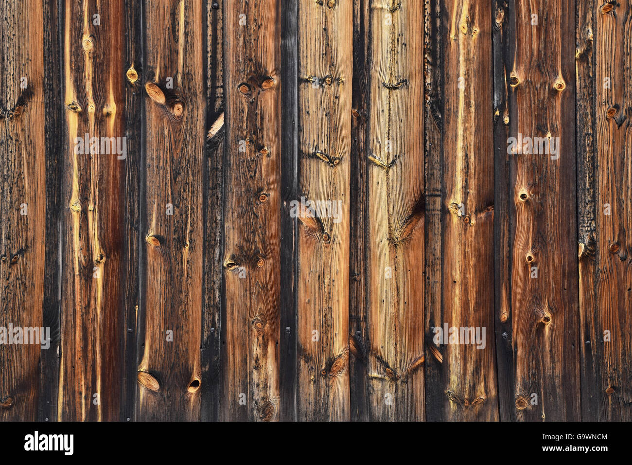 Alte braune Vintage gestreifte Holzplatte Textur Hintergrund vertikale unlackiert dunklen Alter Dielen mit Knoten und Flecken Stockfoto