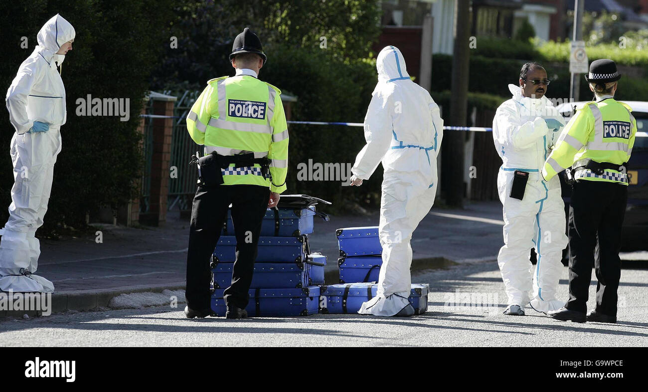 Polizeibeamte stehen auf der Straße vor dem Haus, wo ein 12-jähriges Mädchen schwer verletzt wurde, nachdem es in der Gegend von Gorton in Manchester auf den Kopf geschossen wurde. Stockfoto