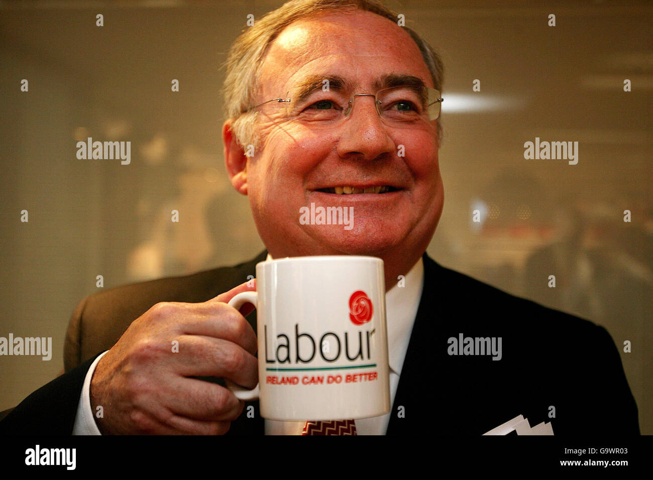 Labour-Führer Pat Rabbitte beim Start von Labours Wahlprogramm in den Labour-Wahlbüros in Dublin. Stockfoto