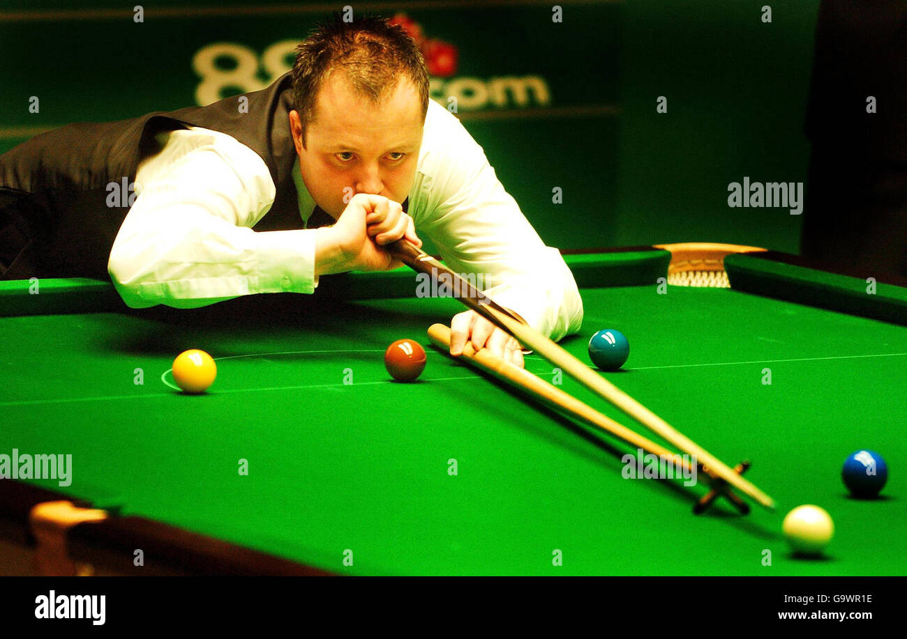 Der schottische John Higgins im Einsatz gegen den schottischen Stephen Maguire während des Halbfinalmatches bei den Snooker-Weltmeisterschaften im Crucible Theatre, Sheffield. Stockfoto