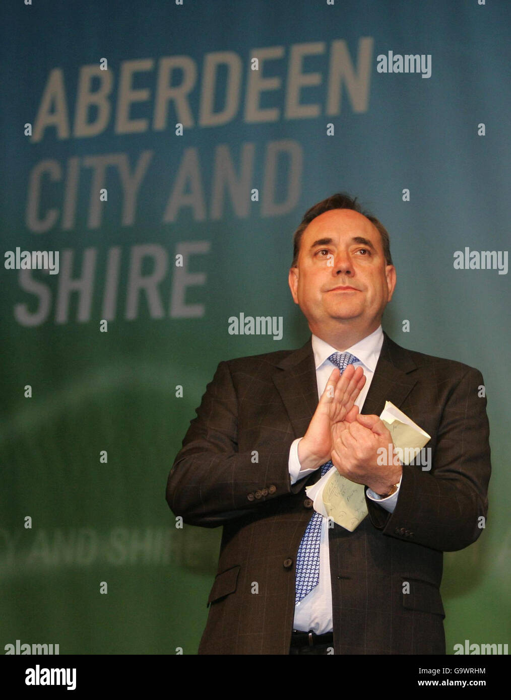 SNP-Chef Alex Salmond feiert den Sieg seines Wahlkreises Gordon bei den schottischen Parlamentswahlen. Stockfoto