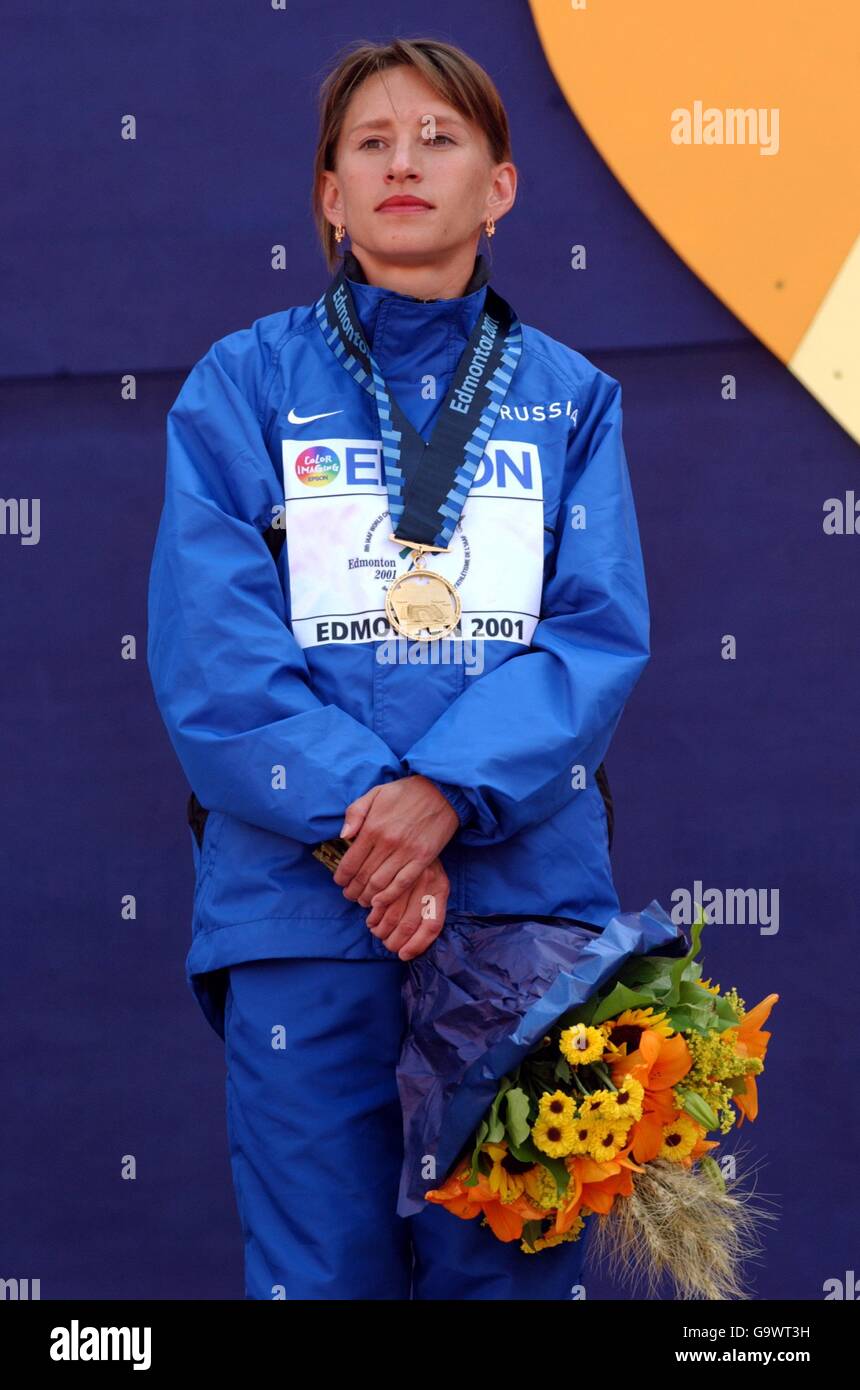 Die russische Olga Yegorova steht mit ihrer Goldmedaille, die sie in