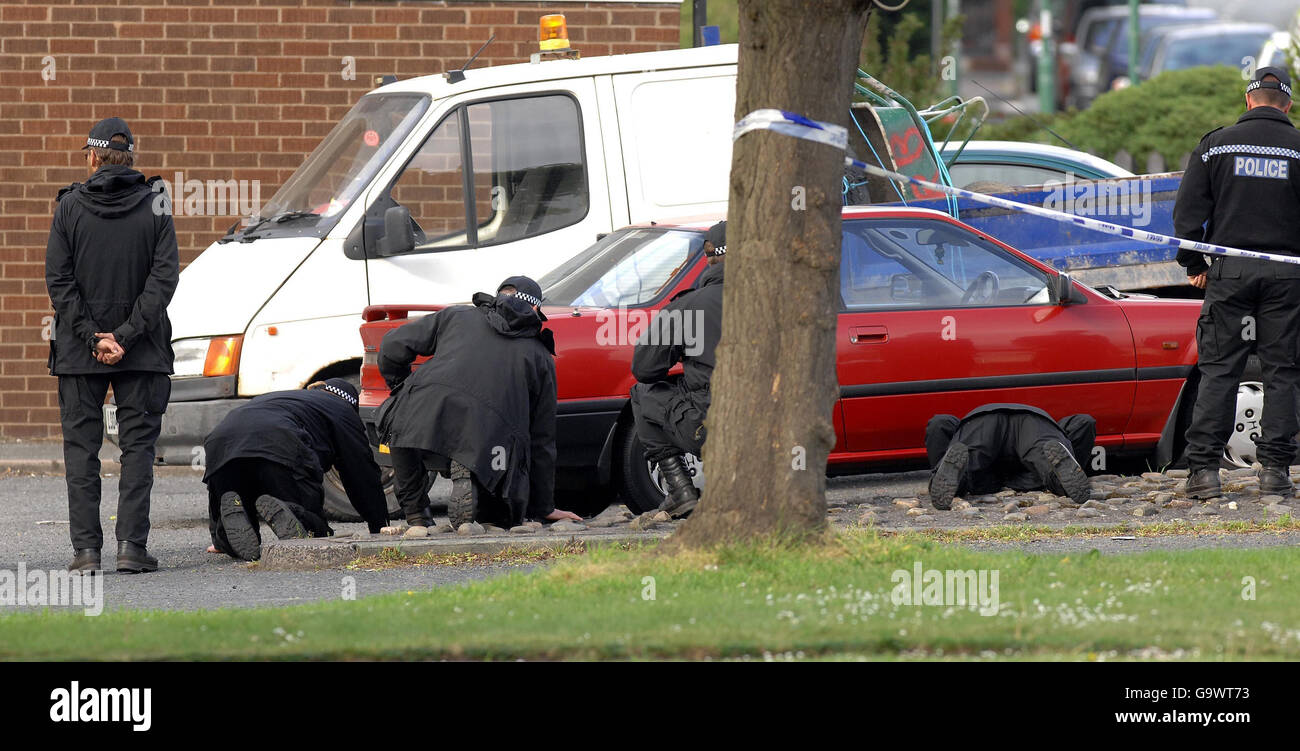 Polizeibeamte von West Mercia untersuchen Erschießungen an der New Park Road im Gebiet Castlefields von Shrewsbury. Stockfoto