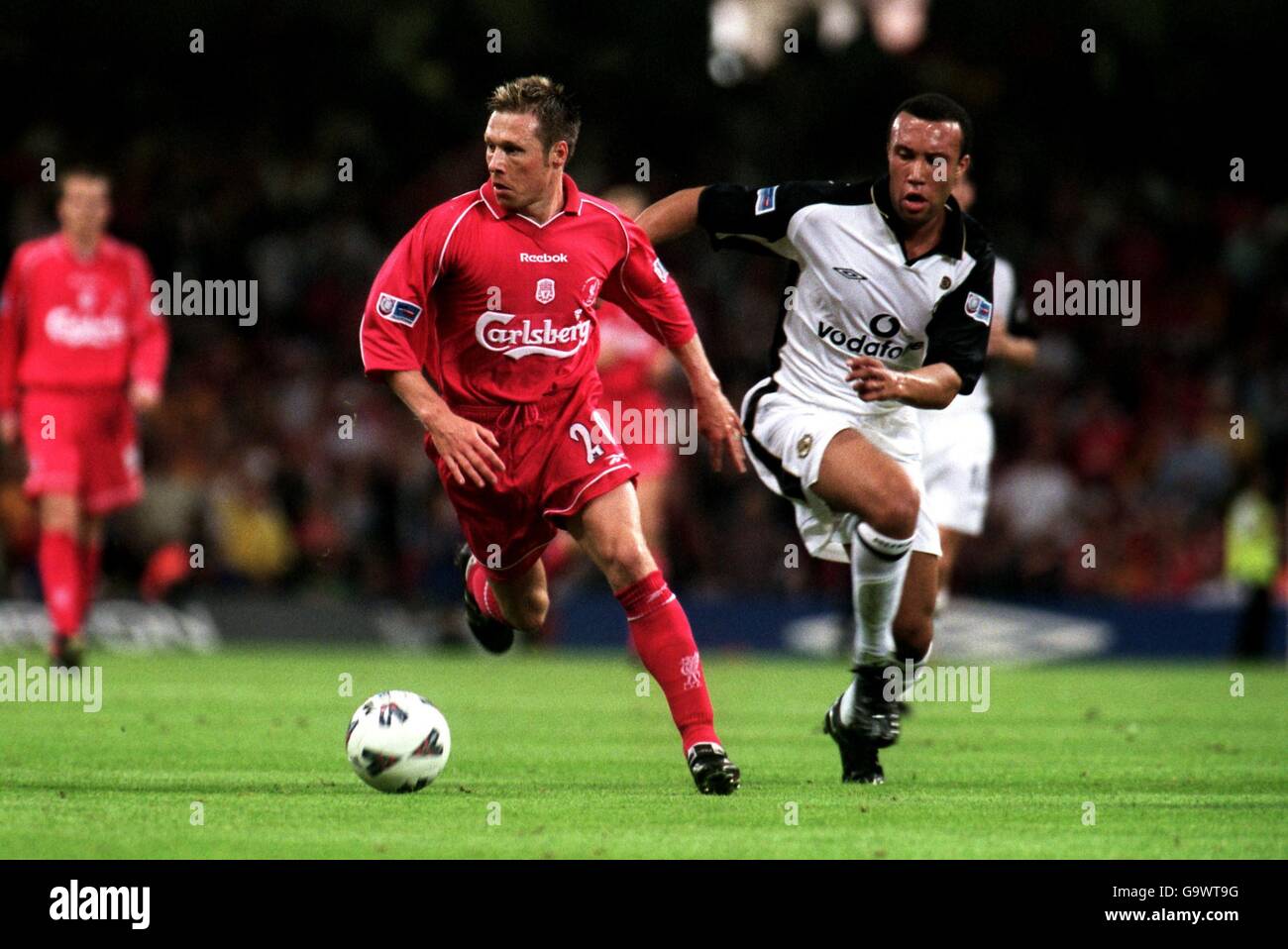 Fußball – One2One FA Charity Shield – Liverpool / Manchester United. Nick Barmby aus Liverpool (l) wendet sich von Mikael Silvestre aus Manchester United ab (r) Stockfoto