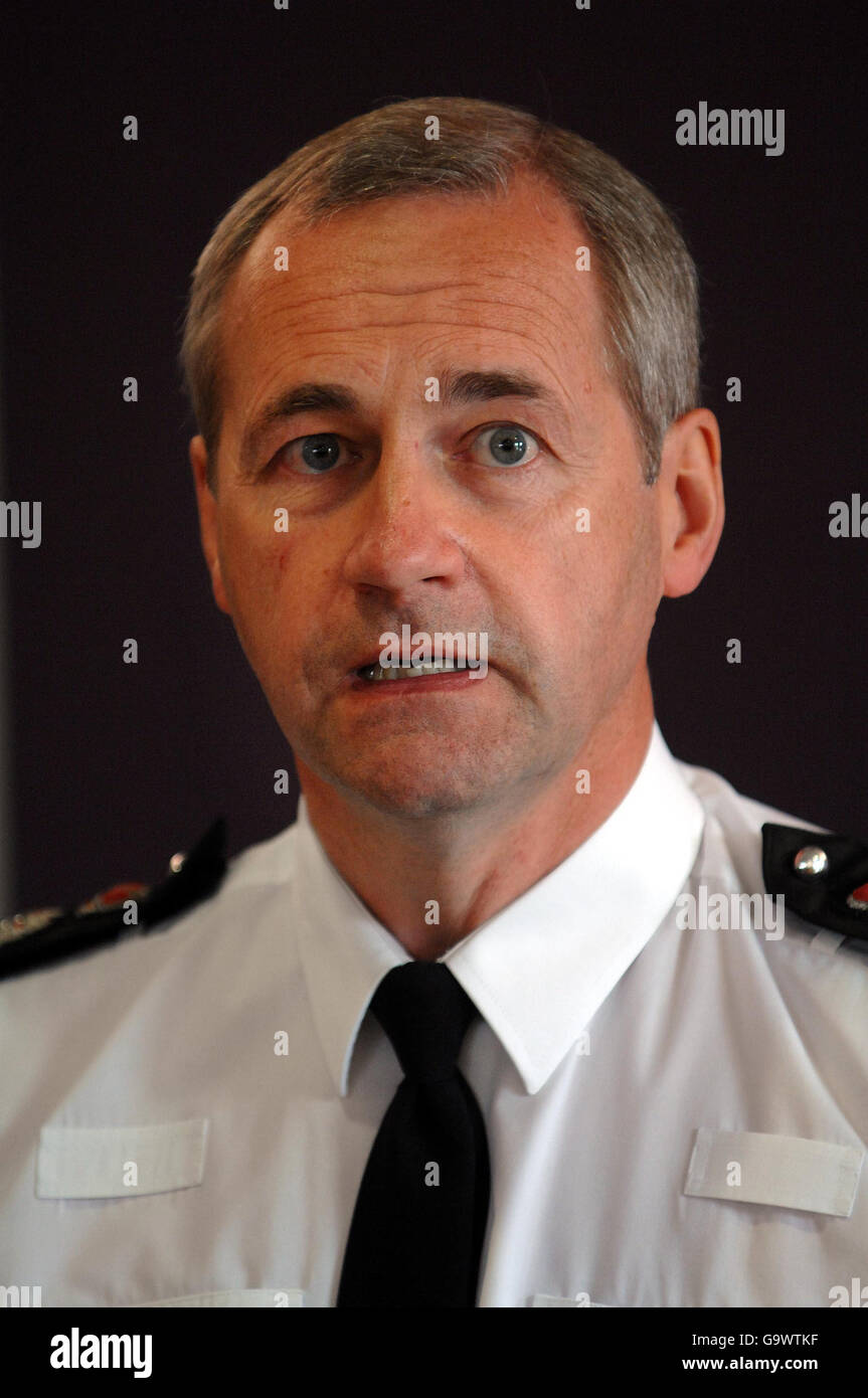 Polizeichef von West Mercia, Constable, Phil West, spricht heute über die gestrigen Schießereien in der New Park Road im Castlefields-Gebiet in Shrewsbury. Stockfoto