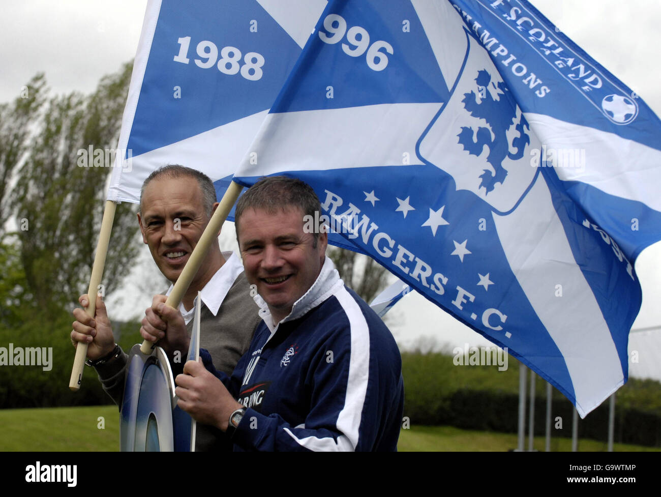 Die ehemaligen Rangers-Spieler Mark Hateley (links) und Ally McCoist fördern „9 in a Row“, den 10. Jahrestag ihrer 9. Liga-Meisterschaft in Folge des Rangers FC, im Murray Park, Glasgow. Stockfoto