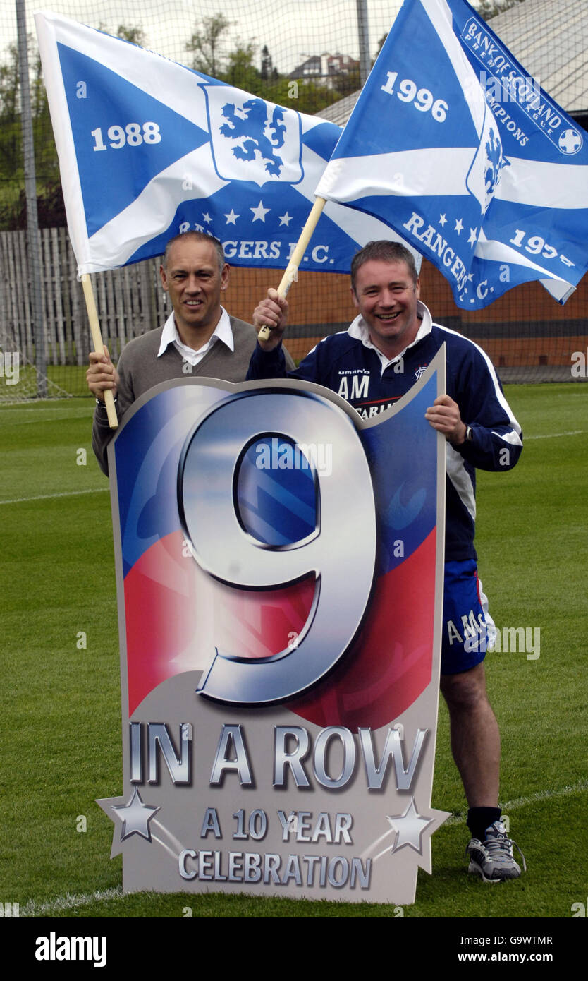 Die ehemaligen Rangers-Spieler Mark Hateley (links) und Ally McCoist fördern „9 in a Row“, den 10. Jahrestag ihrer 9. Liga-Meisterschaft in Folge des Rangers FC, im Murray Park, Glasgow. Stockfoto