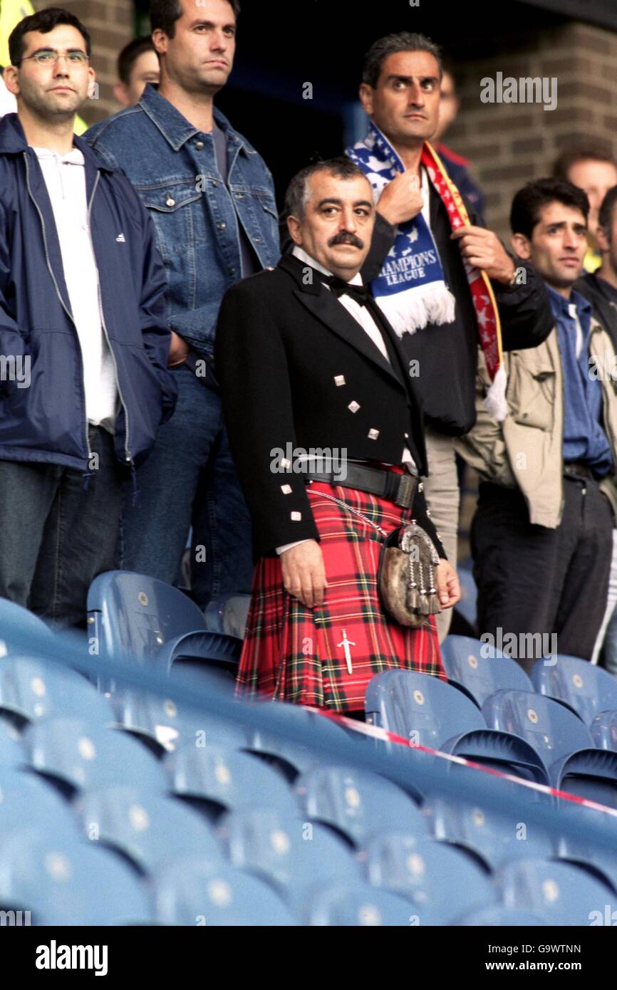 Ein Fenerbahce-Fan, der in voller schottischer Nationaltracht gekleidet ist Stockfoto