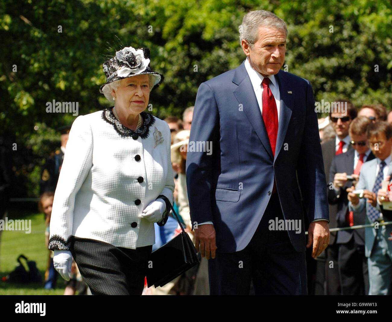 Königin Elizabeth II. Und der Präsident der Vereinigten Staaten von Amerika, George Bush, spazieren am sechsten Tag des Staatsbesuchs der Königin in Amerika durch die Gärten des Weißen Hauses, Washington DC. Stockfoto