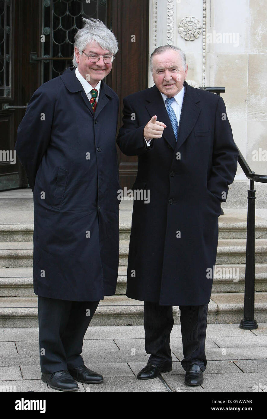 Martin Mansergh (links) und der ehemalige irische Priminster Albert Reynolds kommen bei Stormont Assembly in Belfast an. Stockfoto