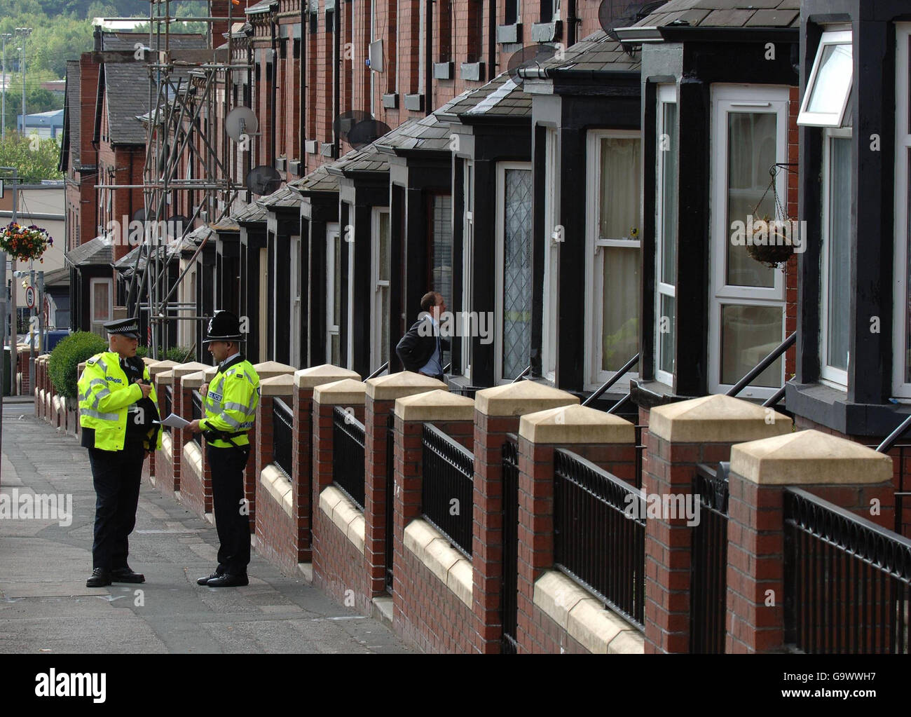 Polizei ist vor einem Haus in Tempest Road, Beeston, Leeds, nach Razzien auf mehrere Häuser in der Gegend anwesend. Stockfoto