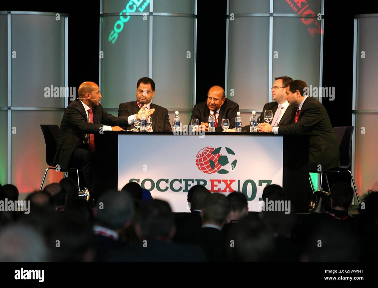 (L-R) Peter van Gend, President Major Events, Siemens, Danny Jordaan, CEO FIFA World Cup 210 LOC, U Balasubramaniam, CEO Dubai Sports City, Alex Horne, Managing Director, Wembley National Stadium Ltd und Lou Imbriano CEO Trinity One Worldwide (r) Stockfoto