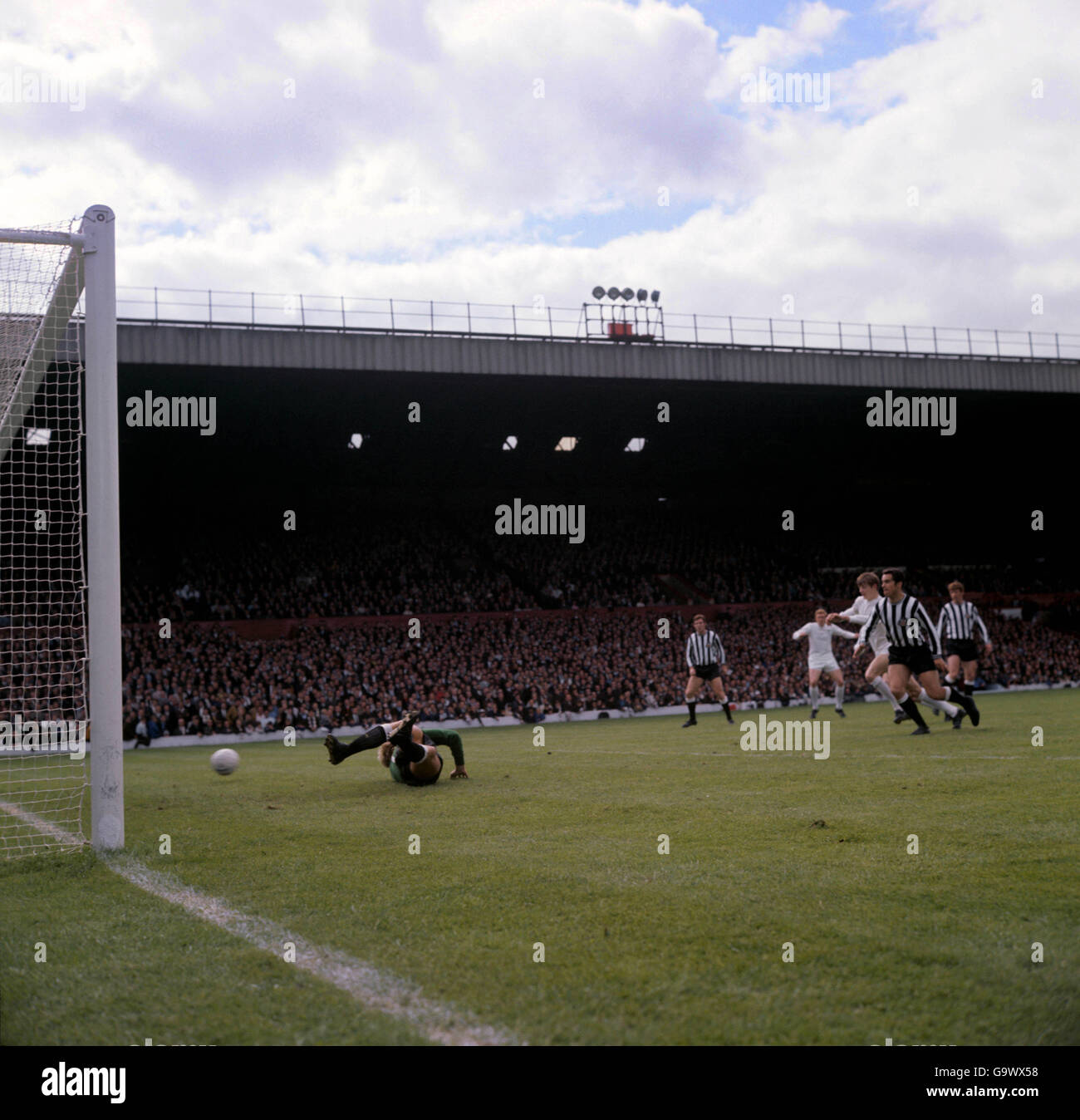 Leeds United gegen Newcastle United Elland Road, Leeds Newcastle-Torwart Bill McFaul wendet einen Schuss von Leeds United's Alan Clarke ab Stockfoto