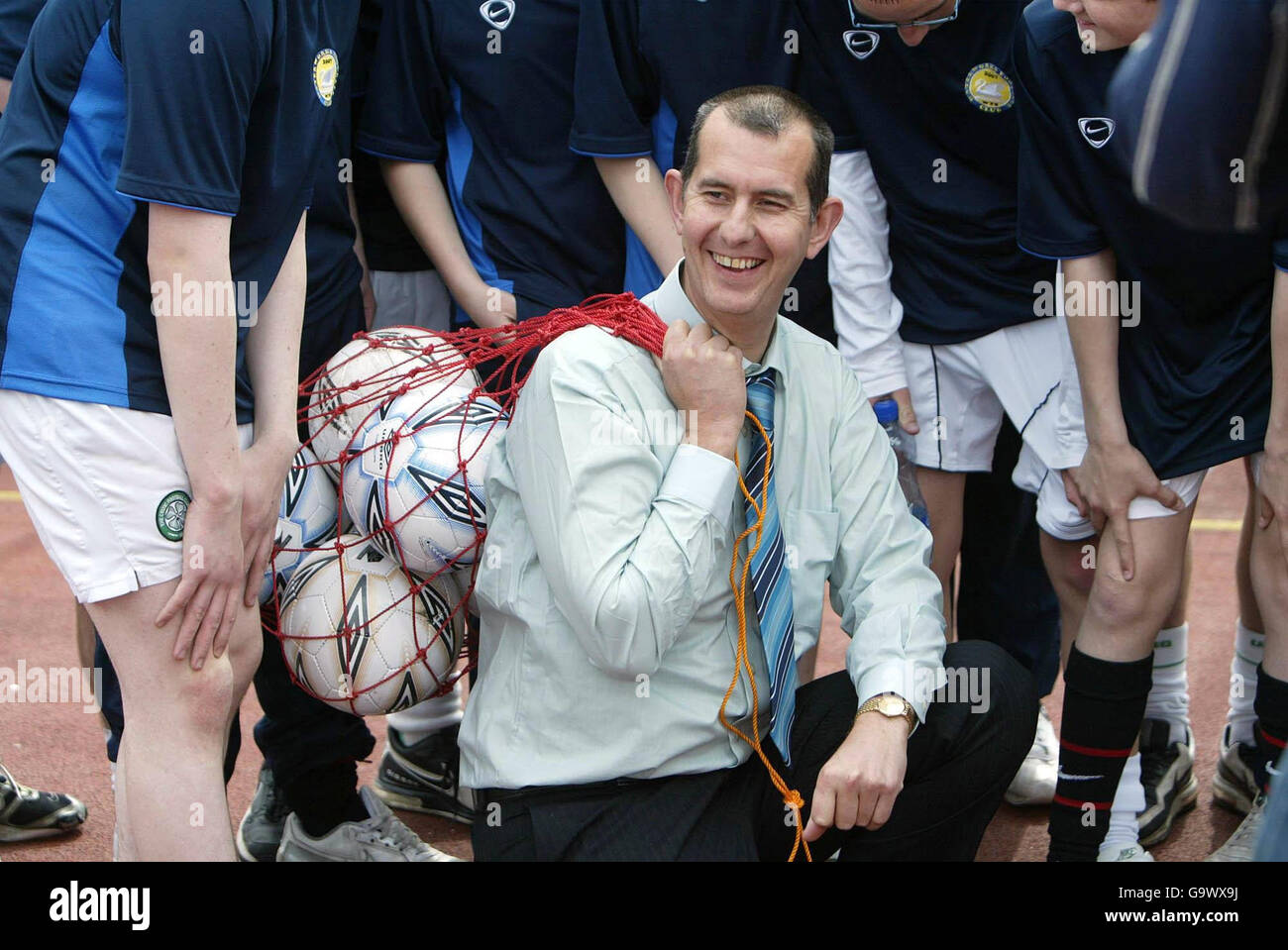 Der neue Kulturminister von Nordirland, Edwin Poots, trifft in Nord-Belfast Kinder von beiden Seiten der sektiererischen Kluft, die in einem gemeinschaftsübergreifenden Fußballverein im Wasserpark Belfast tätig sind. Stockfoto