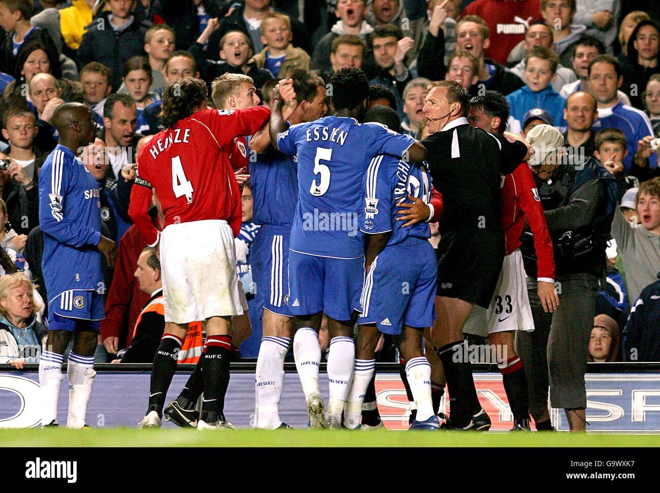 Fußball - FA Barclays Premiership - Chelsea / Manchester United - Stamford Bridge. Die Spieler von Manchester United und Chelsea konfrontieren sich nach einem Foul von Chris Eagles. Stockfoto