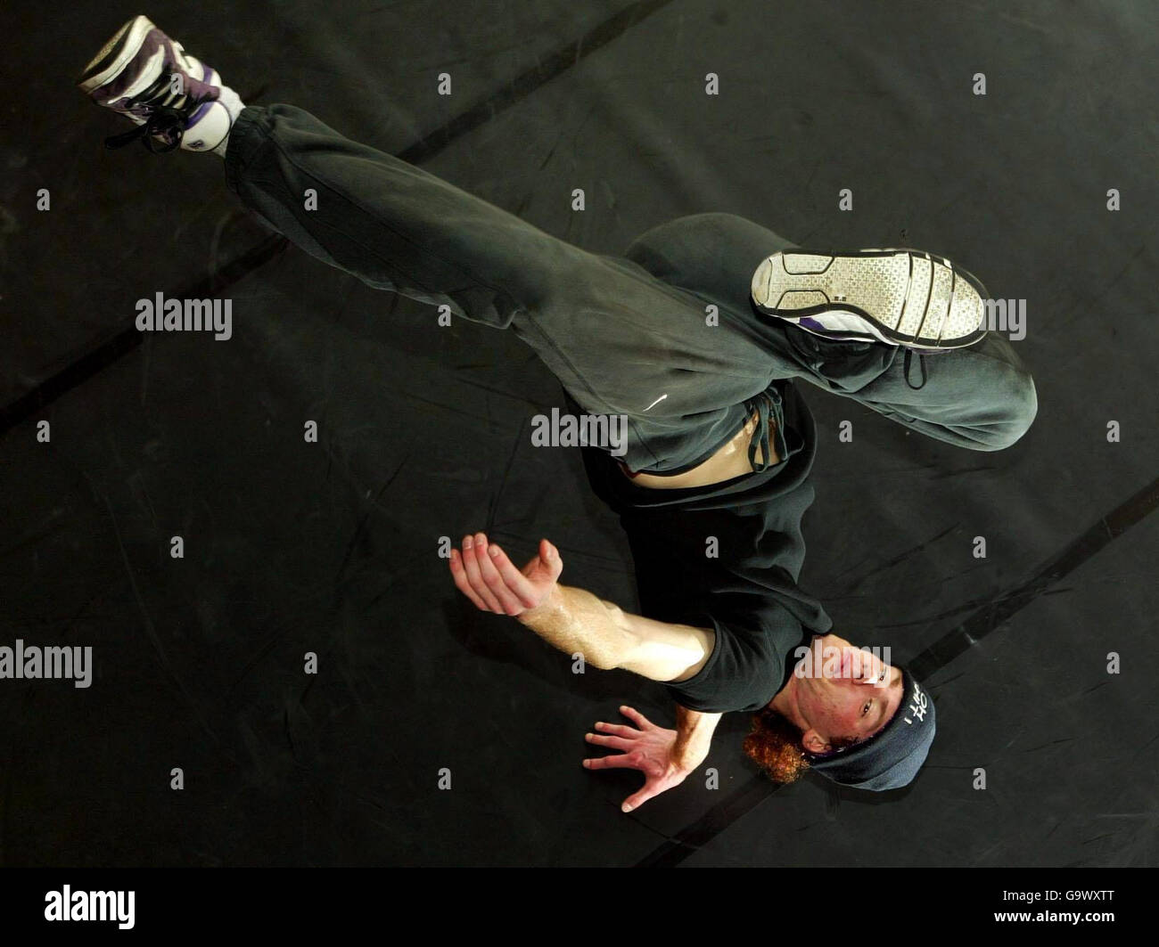 Eine Tänzerin, die vom internationalen Hip Hop Festival Breakin Convention am 11-12. Mai im Festival Theatre in Edinburgh aufgeht. Stockfoto