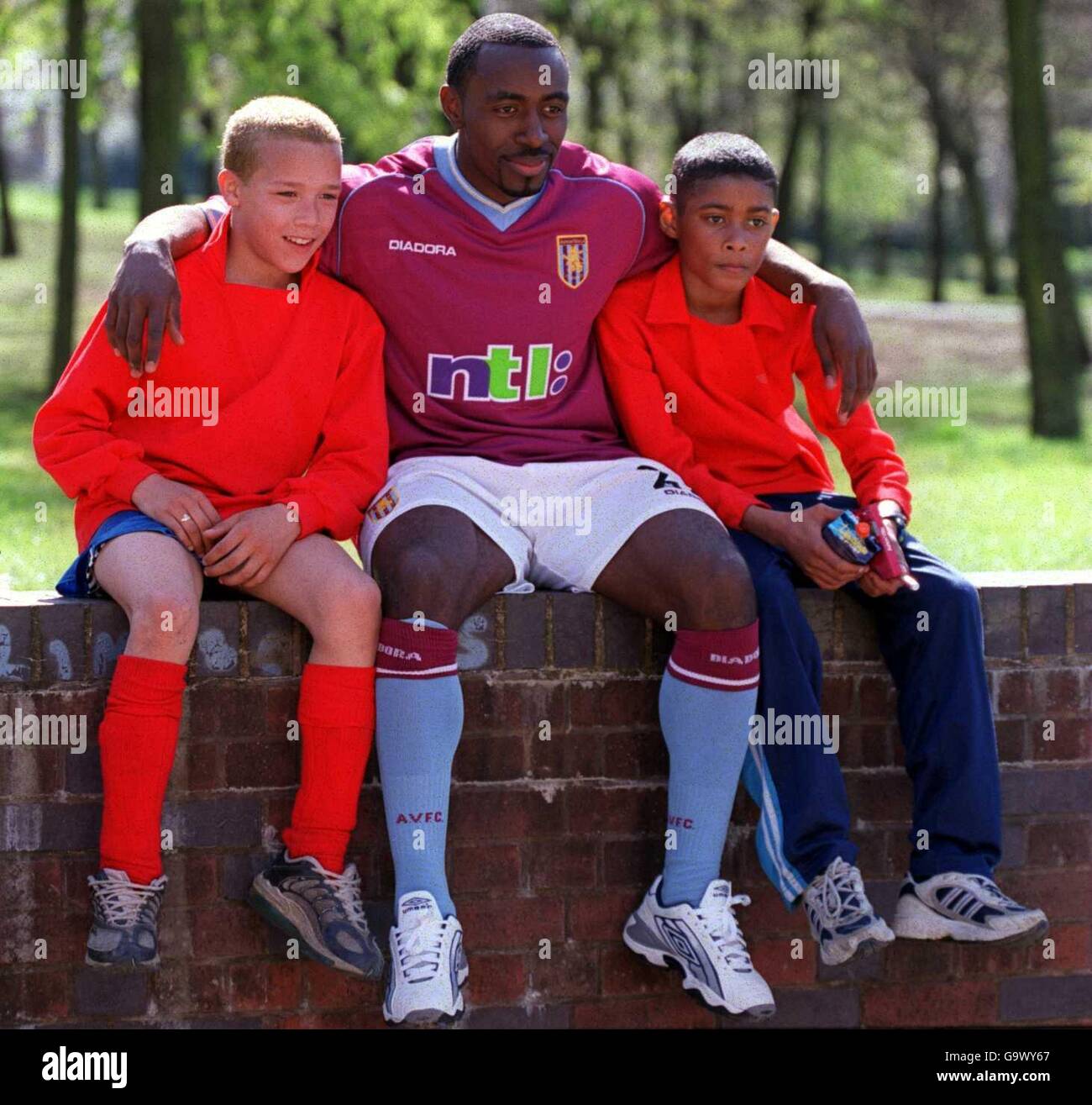 Fußball - FA Carling Premiership - Aston Villa Trikoteinführung. Darius Vassell (c) von Aston Villa mit zwei jungen Männern Stockfoto