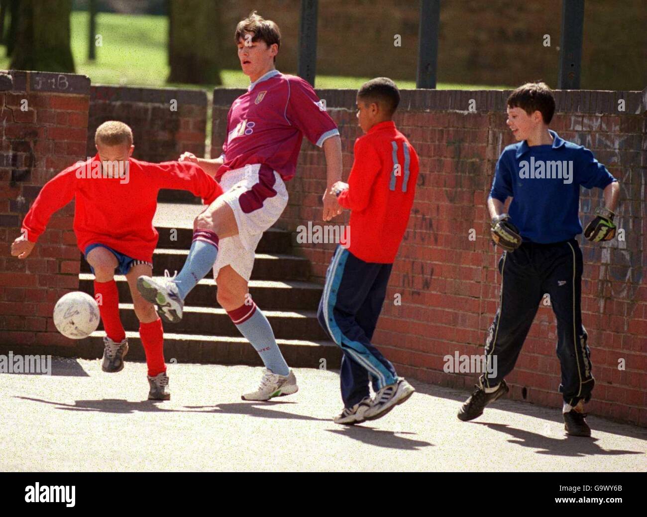 Fußball - FA Carling Premiership - Aston Villa Trikoteinführung. Gareth Barry (c) von Aston Villa wird von zwei jungen Männern überfüllt Stockfoto