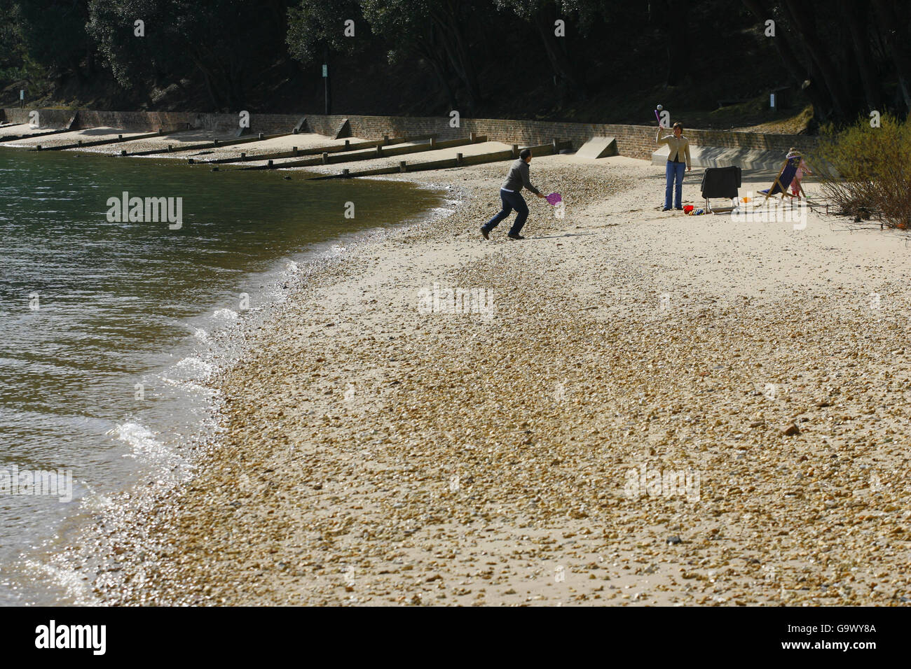 Allgemeiner Blick auf einen Strand auf Brownsea Island in der Mitte von Poole Harbour, der dem National Trust gehört. Die John Lewis-Partnerschaft spendete jedoch Geld für die Renovierung des Geländes in den 1960er Jahren und hat nun die exklusive Nutzung des Schlosses auf der Insel als Hotel für seine Partner. Stockfoto