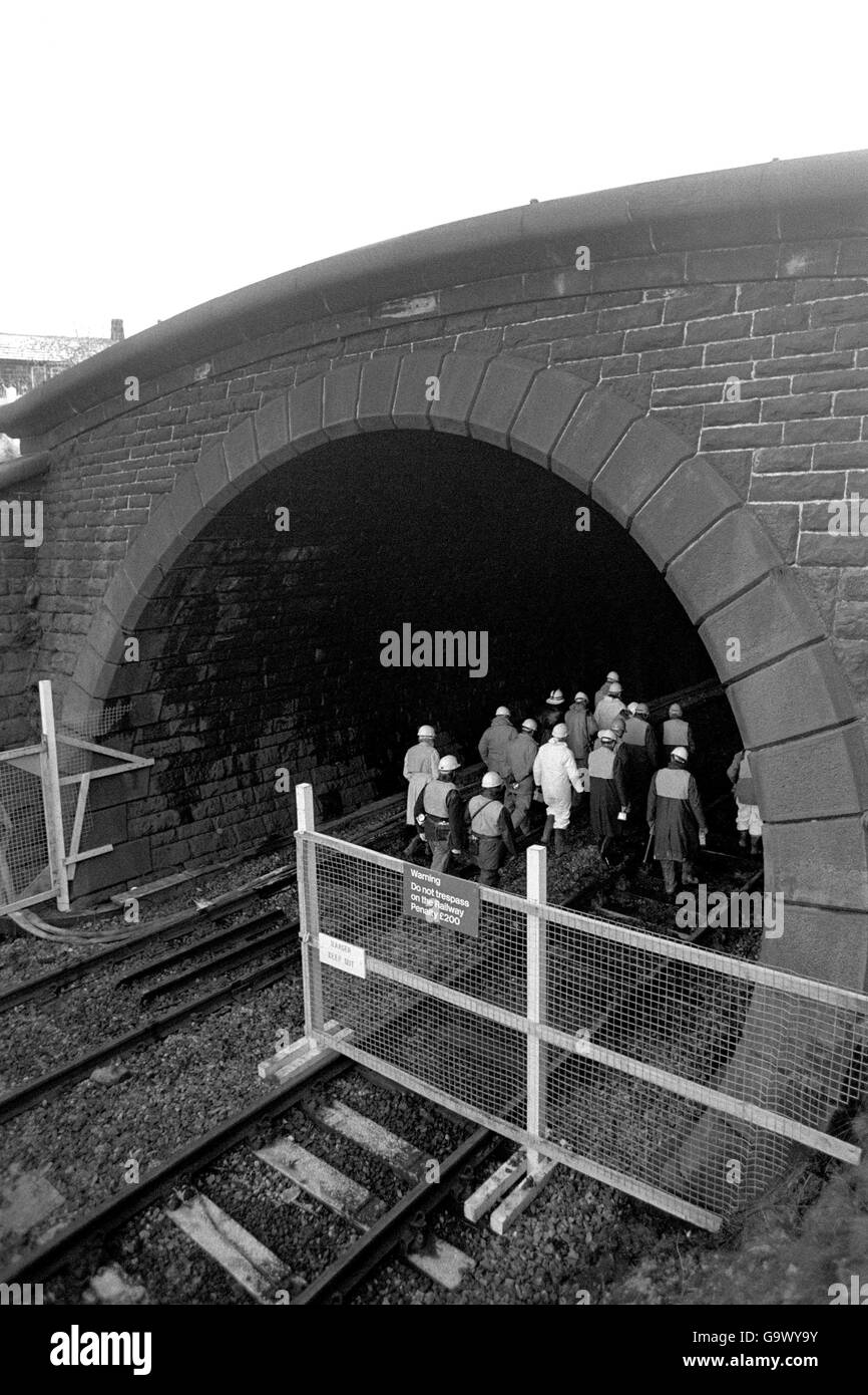 Bahnbeamte betreten den Gipfeltunnel, um den Schaden zu untersuchen Verursacht durch die Zugexplosion Stockfoto