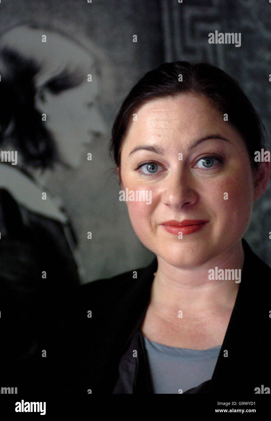 Gill Hicks, Überlebende der Londoner Bombenanschläge von 7/7, posiert vor einem Porträt der Florence Nightingale im Florence Nightingale Museum im St. Thomas's Hospital im Zentrum von London. Stockfoto