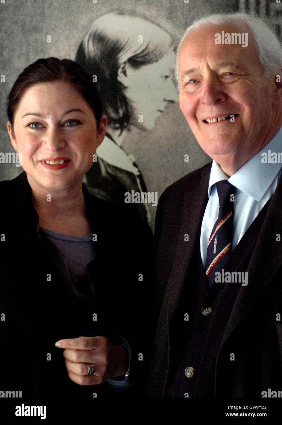 Gill Hicks, Überlebende der Londoner Bombenanschläge von 7/7, und Tony Benn posieren vor einem Porträt der Florence Nightingale im Florence Nightingale Museum im St. Thomas's Hospital im Zentrum von London. Stockfoto