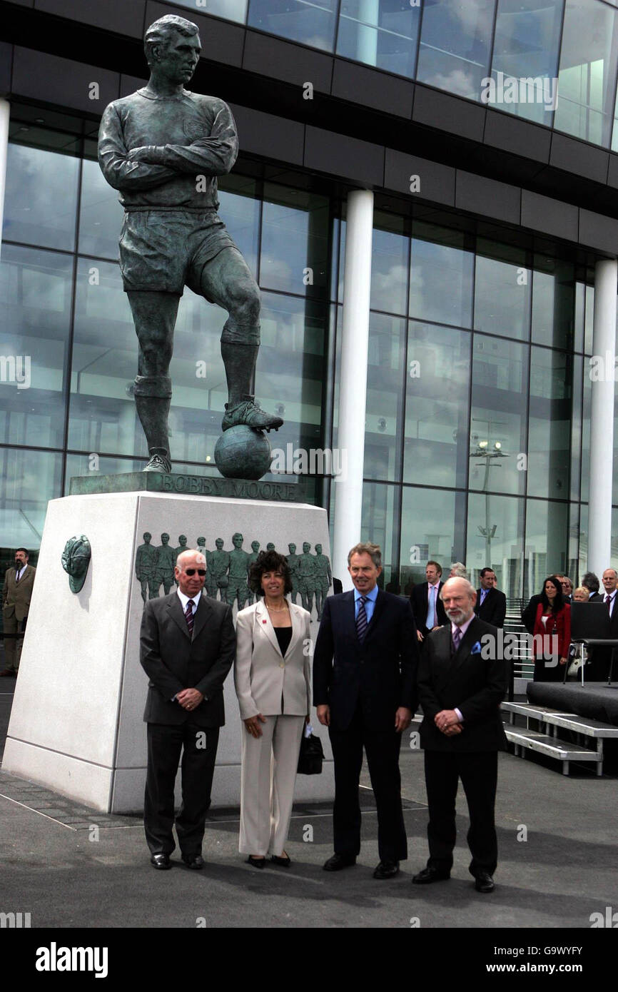 (Von links nach rechts) Sir Bobby Charlton, Stephanie Moore, Tony Blair und Philip Jackson vor der Statue von Bobby Moore im Wembley Stadium, London. Stockfoto