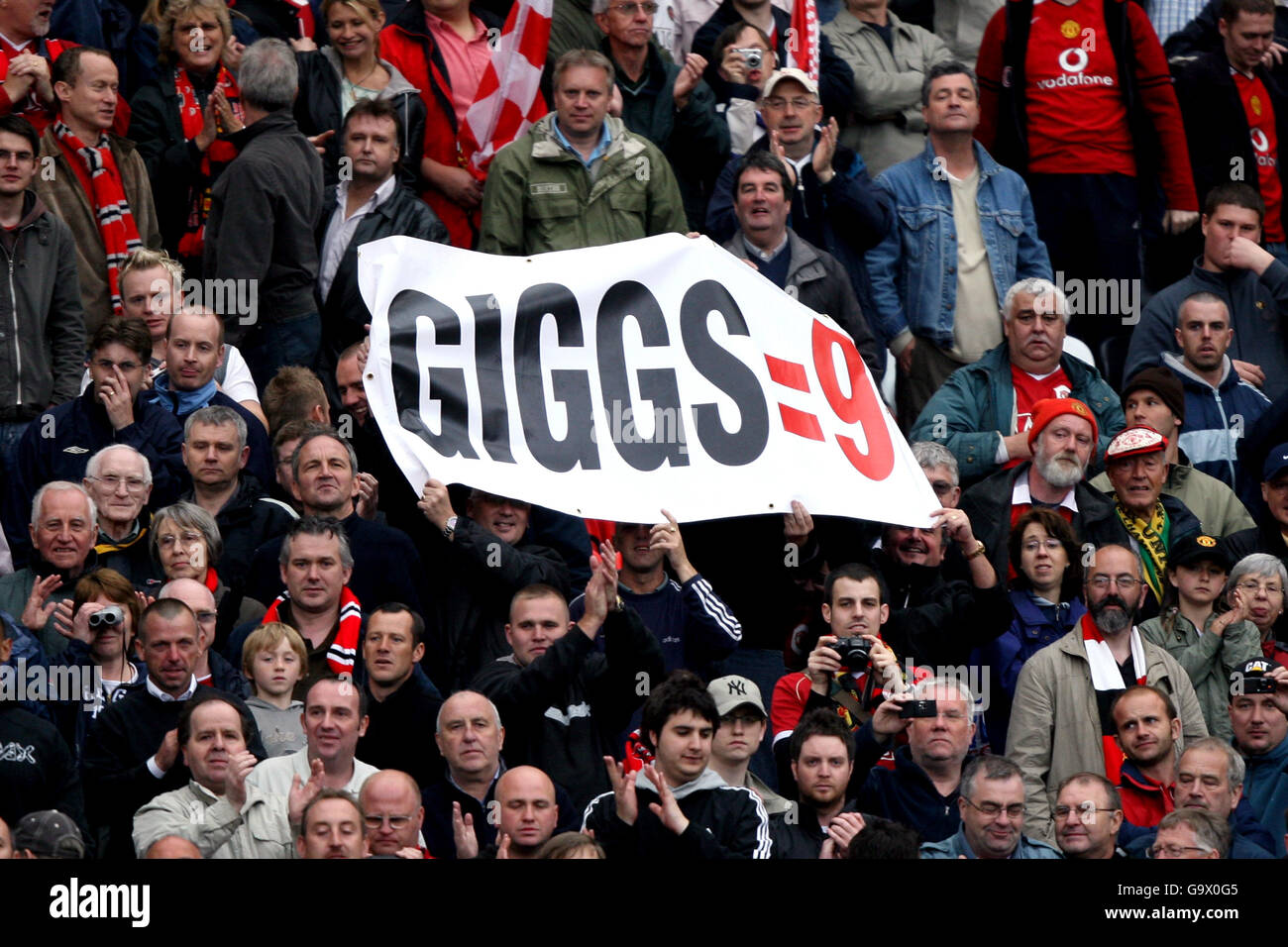 Fußball - FA Barclays Premiership - Manchester United / West Ham United - Old Trafford. Die Fans von Manchester United würdigen Ryan Giggs' Erfolg von 9 englischen Premiership-Titeln Stockfoto