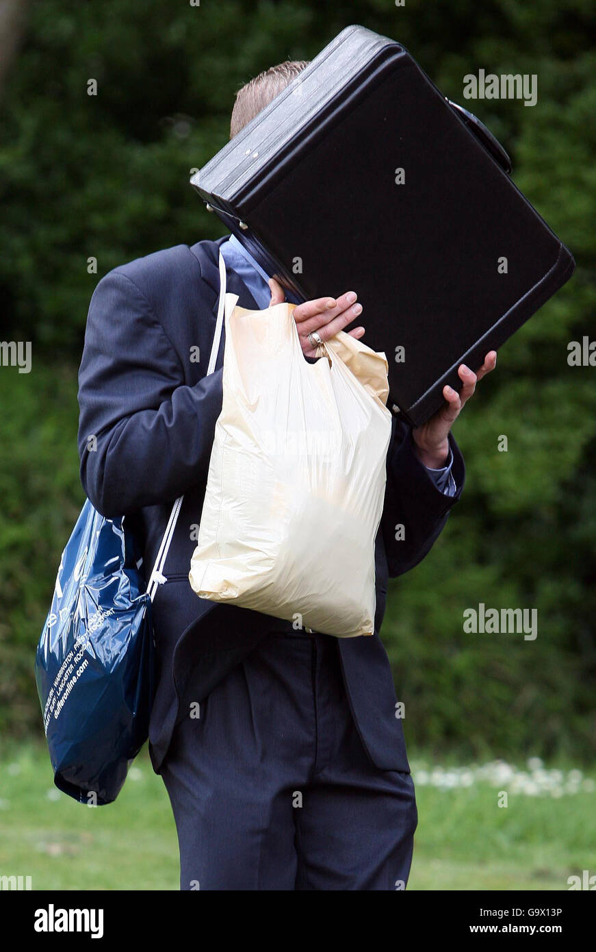 Das Kind saß auf dem Knie des Vaters. Richard Hill kommt am Crown Court von Warrington an. Stockfoto