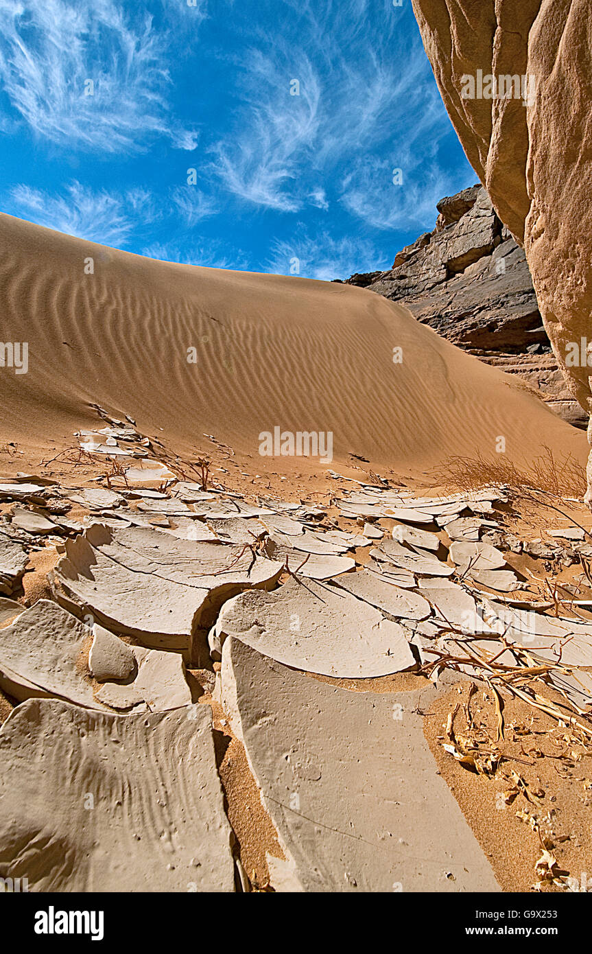 Dünen und Felsformation im Sand der Wüste, Ägypten, Afrika Stockfoto