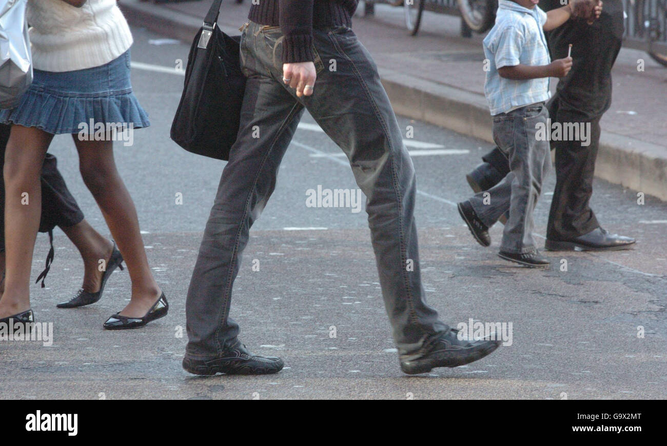 Gehstock. Eine Menge Leute, die die Oxford Street entlang gehen. Stockfoto
