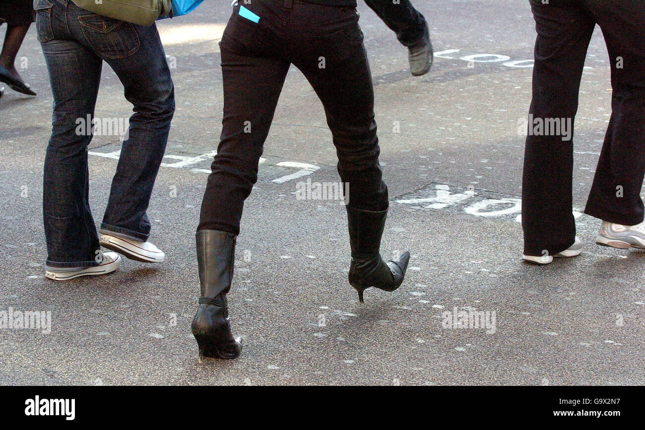 GV von einer Menge Leute, die die Oxford Street entlang gehen. Stockfoto
