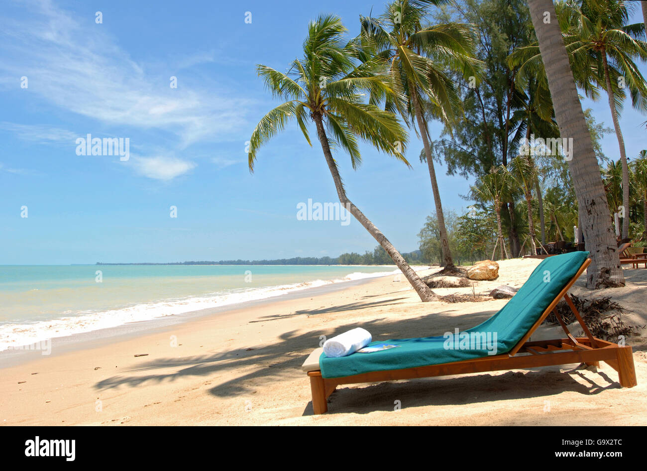 Strand Liege am Meer unter Palmen, Khao Lak, Thailand, Asien / Khao Lak Stockfoto