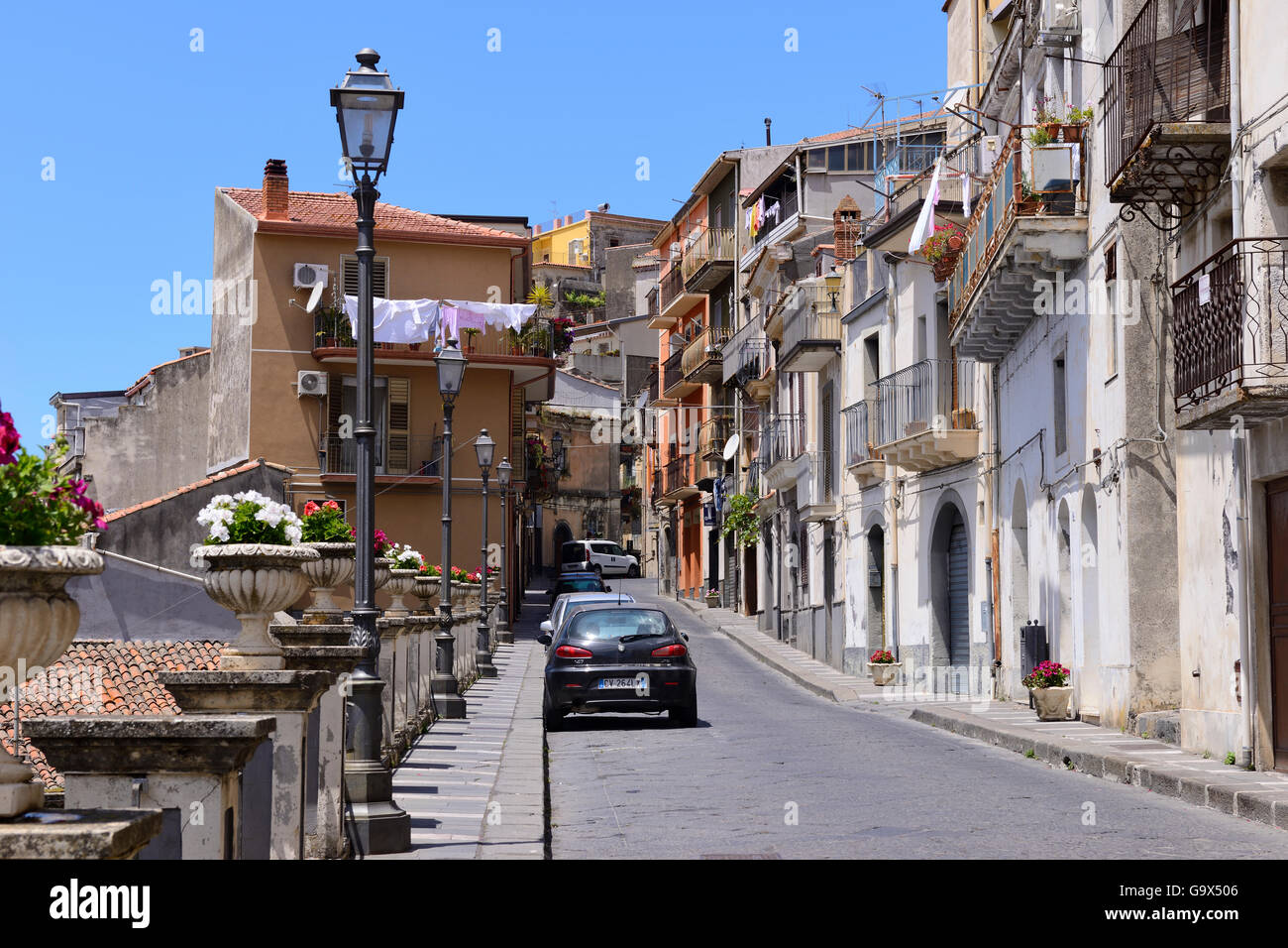 Via Regina Margherita, Hauptstraße in Castiglione di Sicilia, Sizilien, Italien Stockfoto