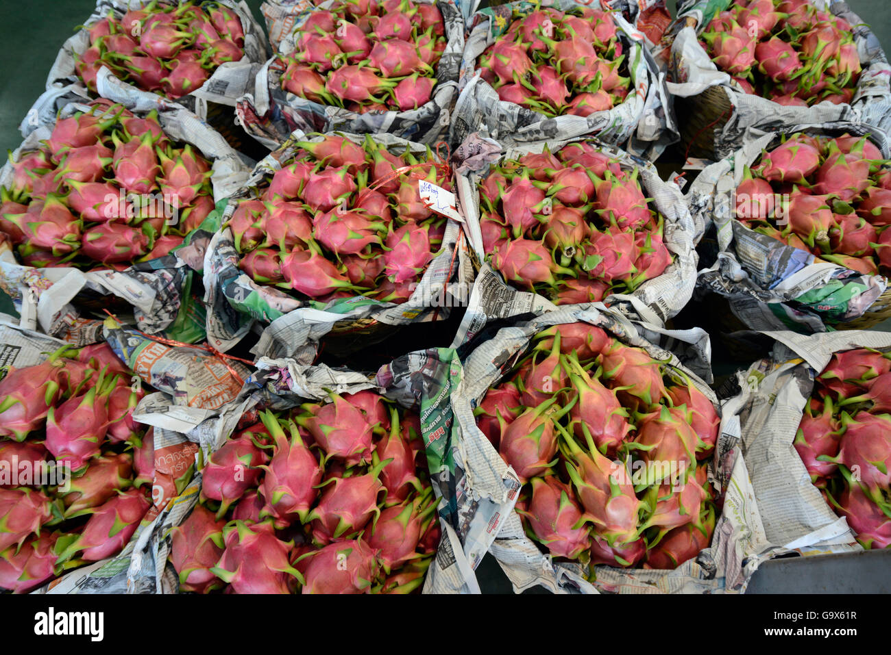 Drachen-Obst auf dem Lebensmittelmarkt am Markt Maeklong Railway im Maeklong Railway Station in der Nähe von der Stadt Bangkok in Thail Stockfoto