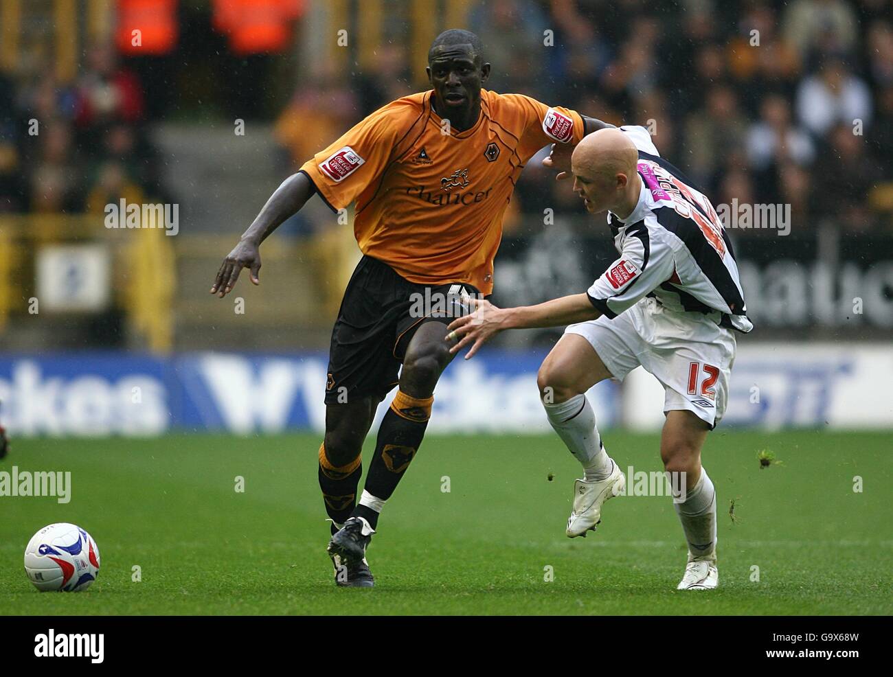 Fußball - Coca-Cola Football League Championship - Play Off Semi Final - erste Etappe - Wolverhampton Wanderers gegen West Bromwich A... Seyi George Olofinjana von Wolverhampton Wanderers und Richard Chaplow von West Bromwich Albion (rechts) Stockfoto