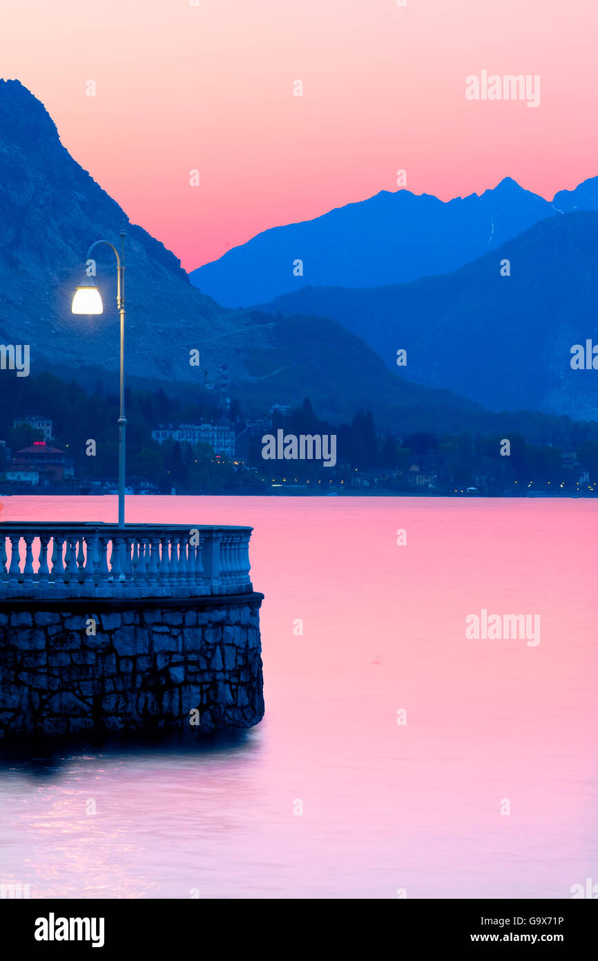 Lago Maggiore in der Abenddämmerung im Piemont Stockfoto