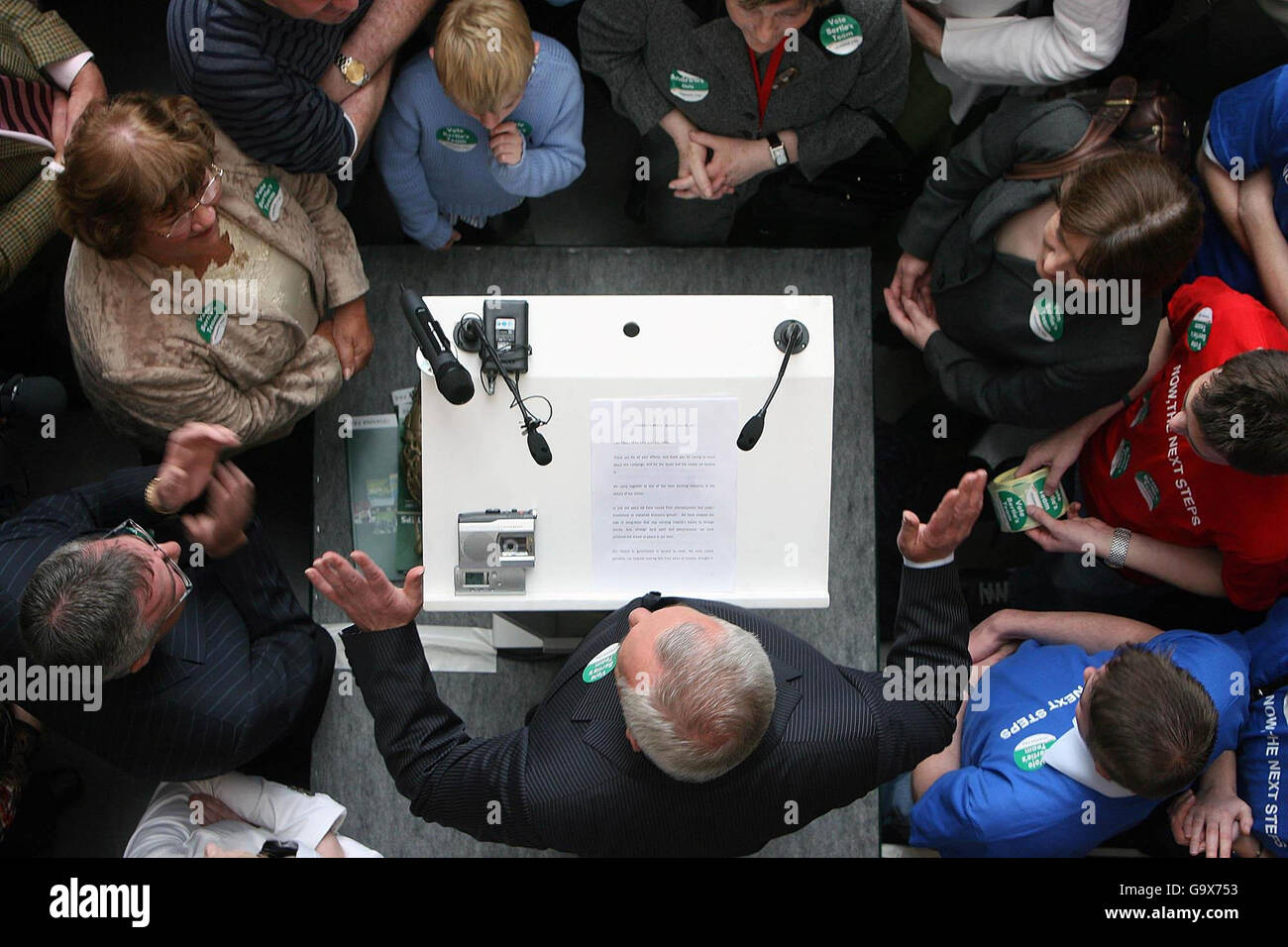 Taoiseach Bertie Ahern wendet sich bei einer Kundgebung am Wahlhauptsitz von Fianna Fail in Dublin an die Parteiarbeiter von Fianna Fail. Stockfoto