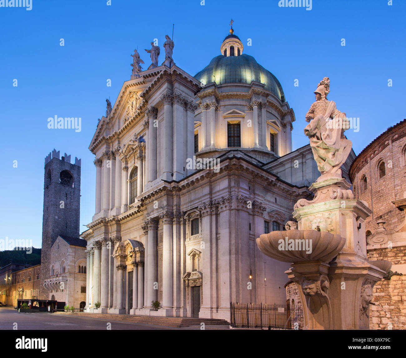 Brescia - der Dom in der Abenddämmerung (Duomo Nuovo und Duomo Vecchio). Stockfoto