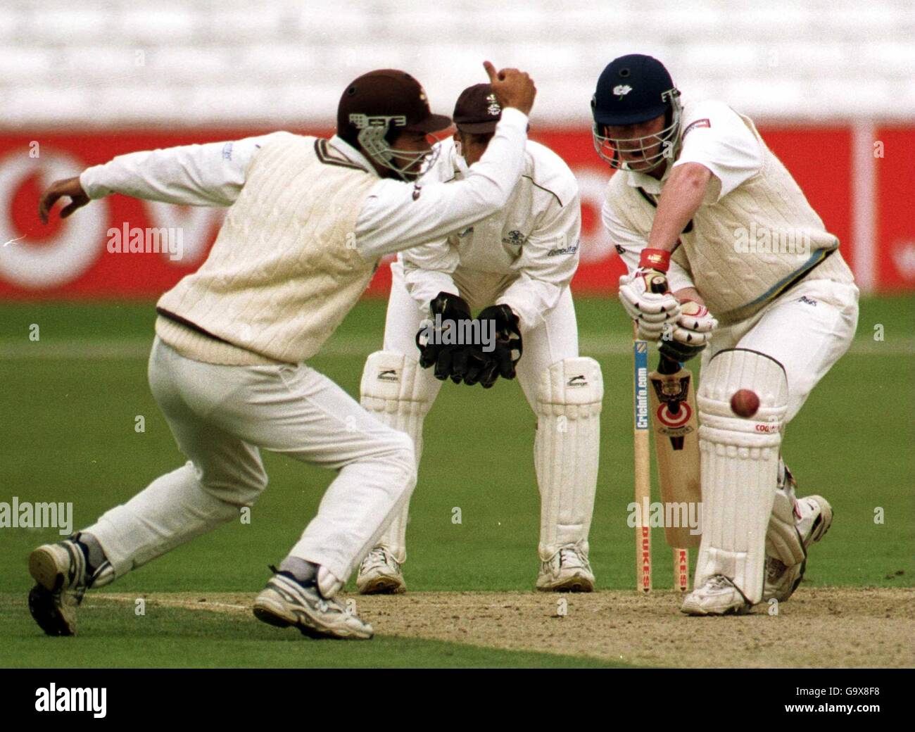 Anthony McGrath von Yorkshire bringt den Ball hinter den Griff von Surreys Adam Hollioake Stockfoto