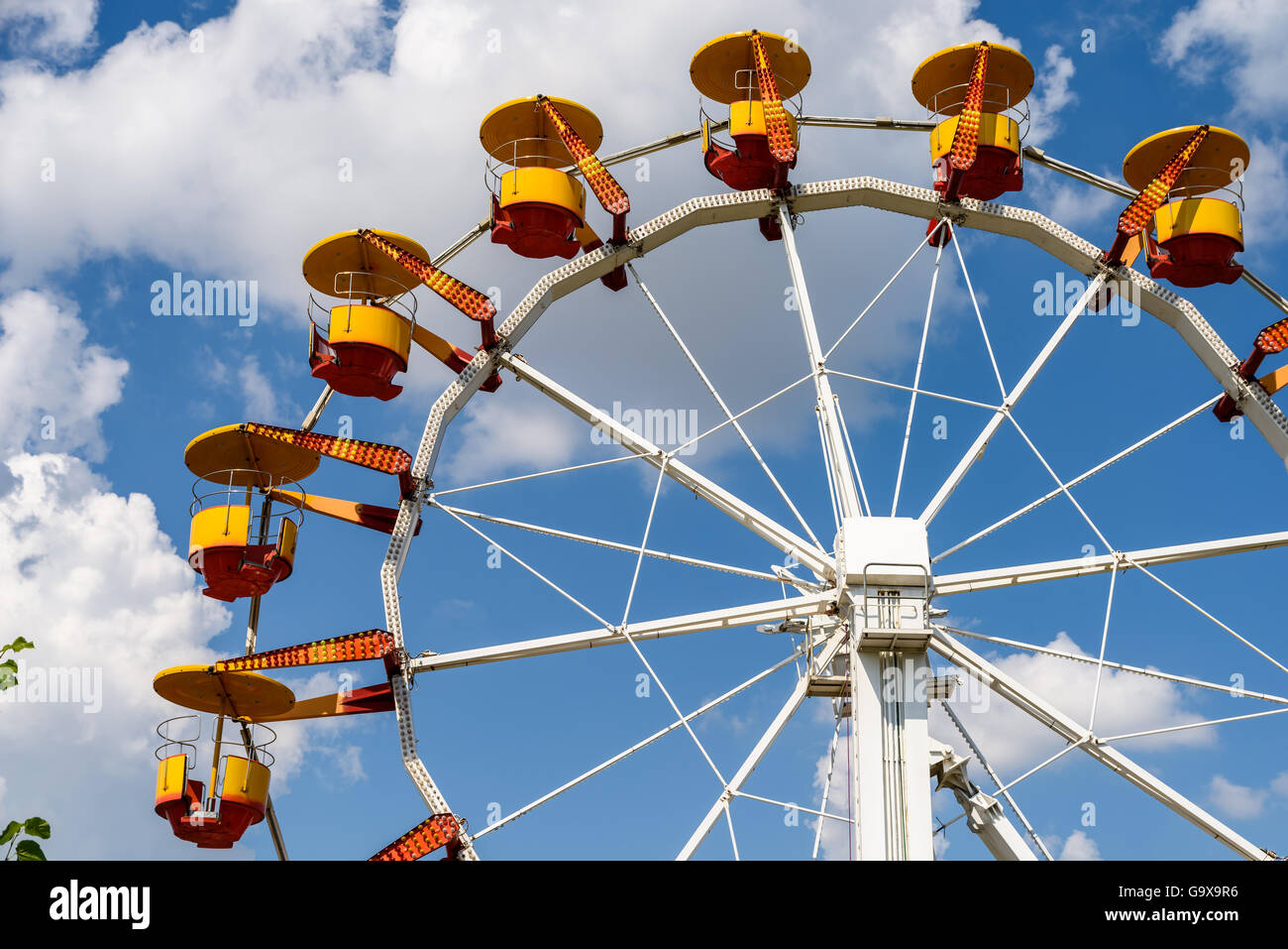 Riesenrad im Funpark am blauen Himmel Stockfoto
