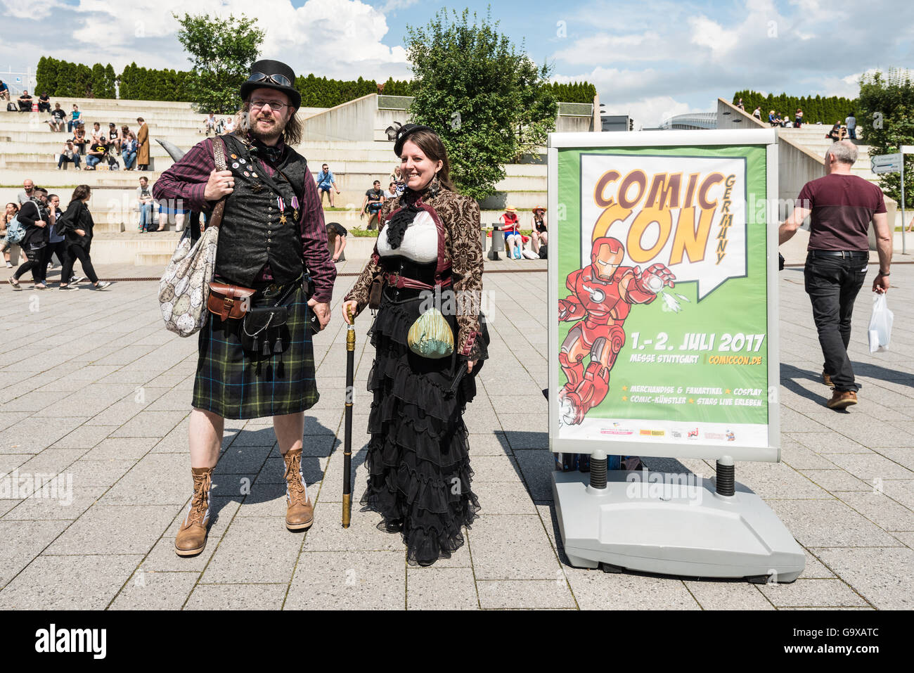 Stuttgart, Deutschland - 25. Juni 2016: Zwei Cosplayer sind während der Comic-Con-Deutschland-Veranstaltung in Stuttgart vor der Ex posiert Stockfoto