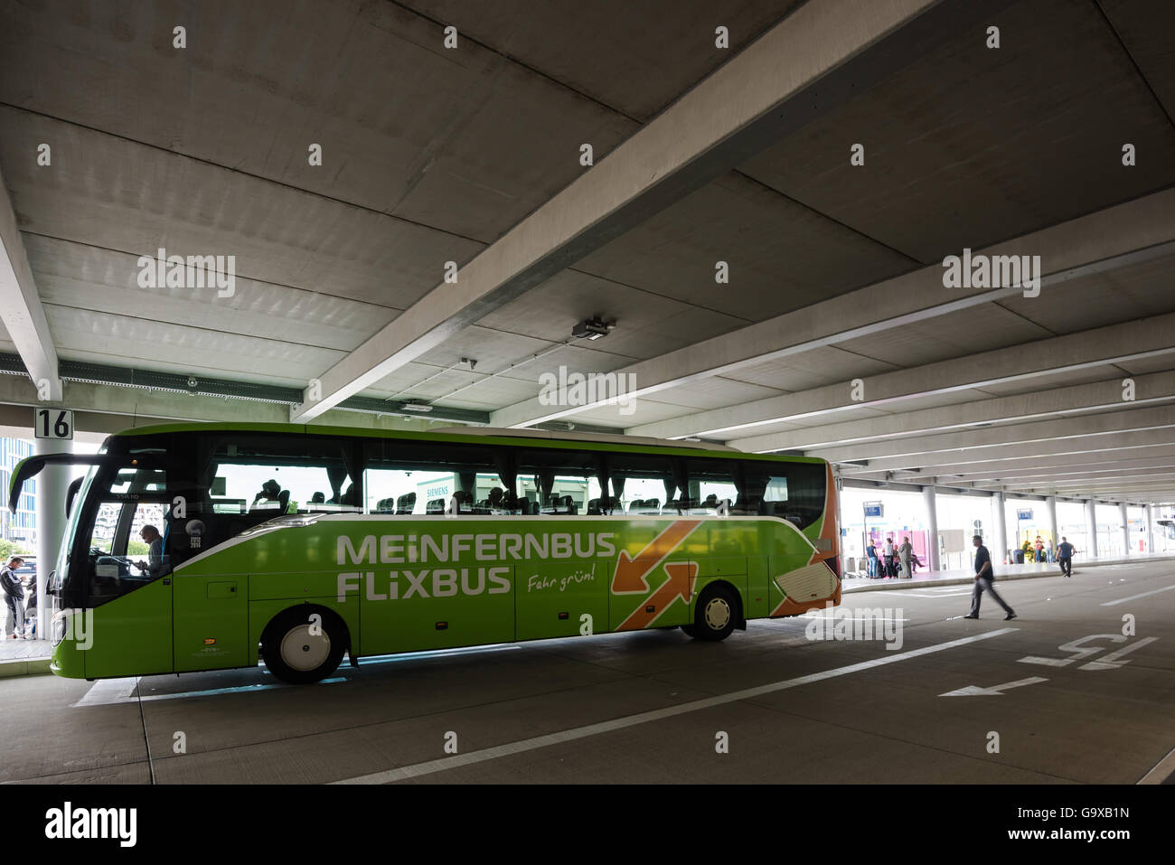 Stuttgart, Deutschland - 25. Juni 2016: Ein Langstrecken Bus durch Mein Fernbus in der neuen Stuttgarter Central Bus Station am Flughafen. Stockfoto