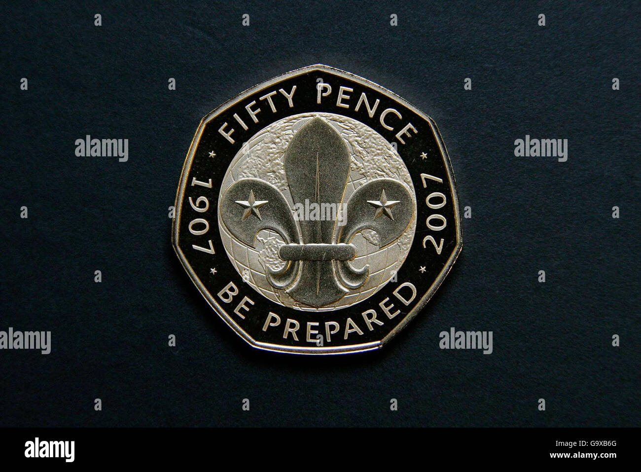 Scouts Münzen zum 100. Jahrestag. Eine neue goldene 50 Pence Gedenkmünze. Stockfoto