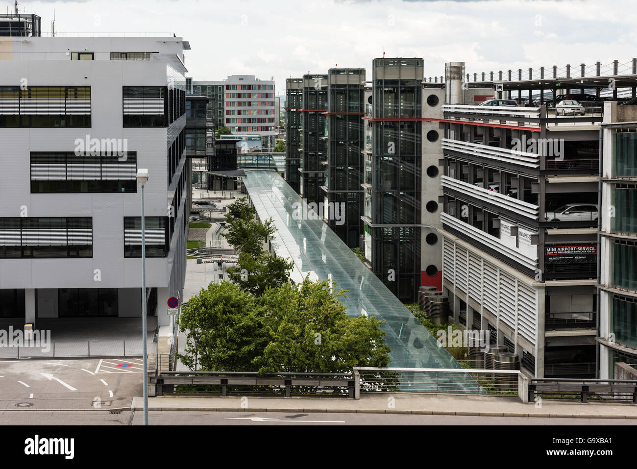Stuttgart, Deutschland - 25. Juni 2016: Parkhäuser und Passage Möglichkeiten rund um den Flughafen in Stuttgart, Deutschland. Stockfoto
