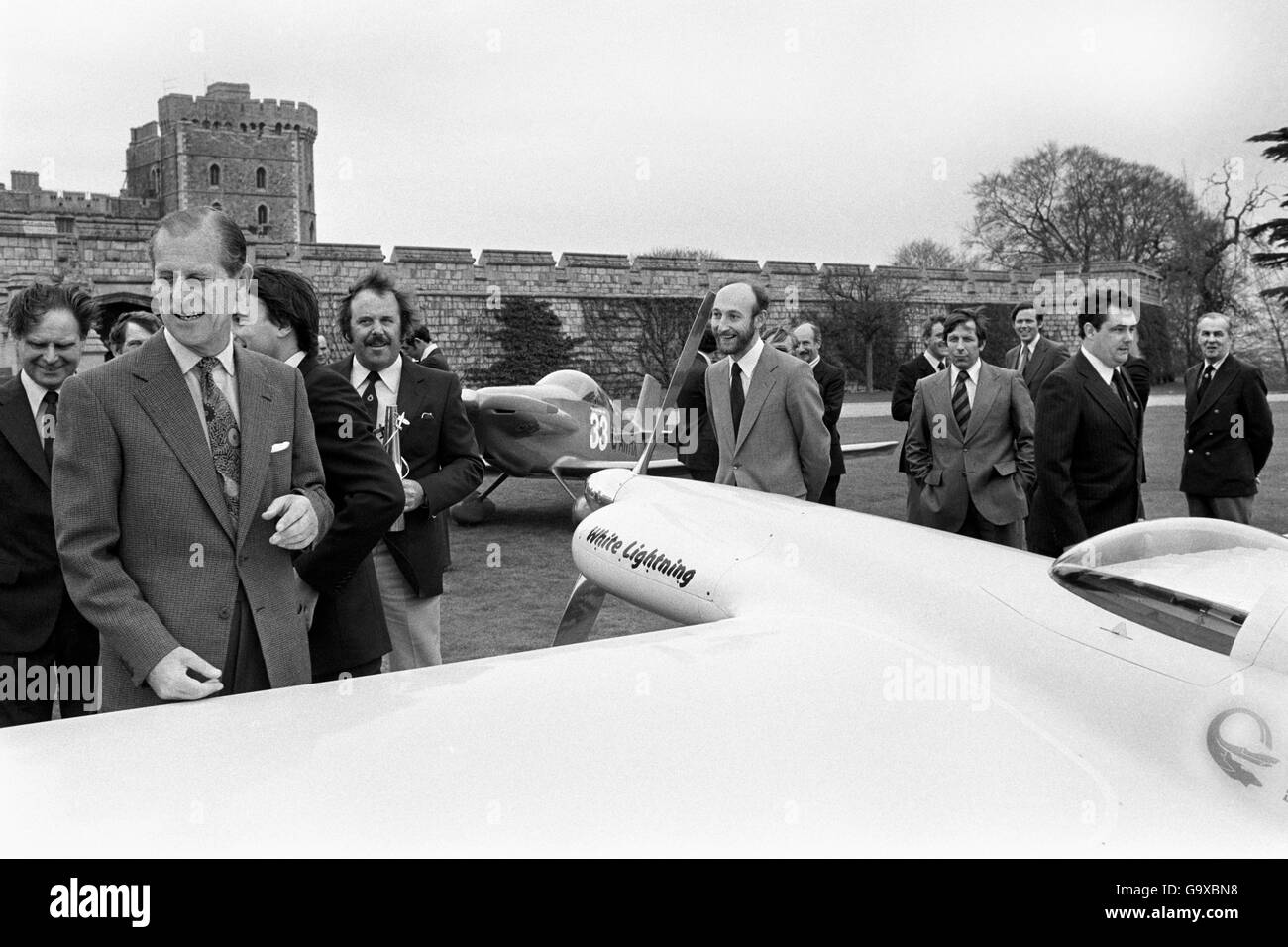 Der Herzog von Edinburgh inspiziert das Flugzeug auf dem Gelände Schloss Windsor Stockfoto